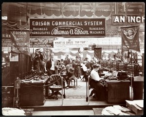 Vista del stand de equipos de oficina de Edison Co. en una feria comercial en Madison Square Garden, Nueva York, 1906 de Byron Company